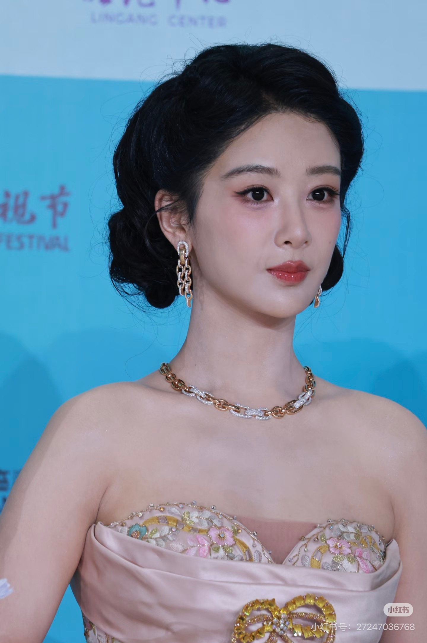 杨紫  看到搜狐娱乐拍的生图，这就是连续两晚没睡觉的生图，状态真好啊😍