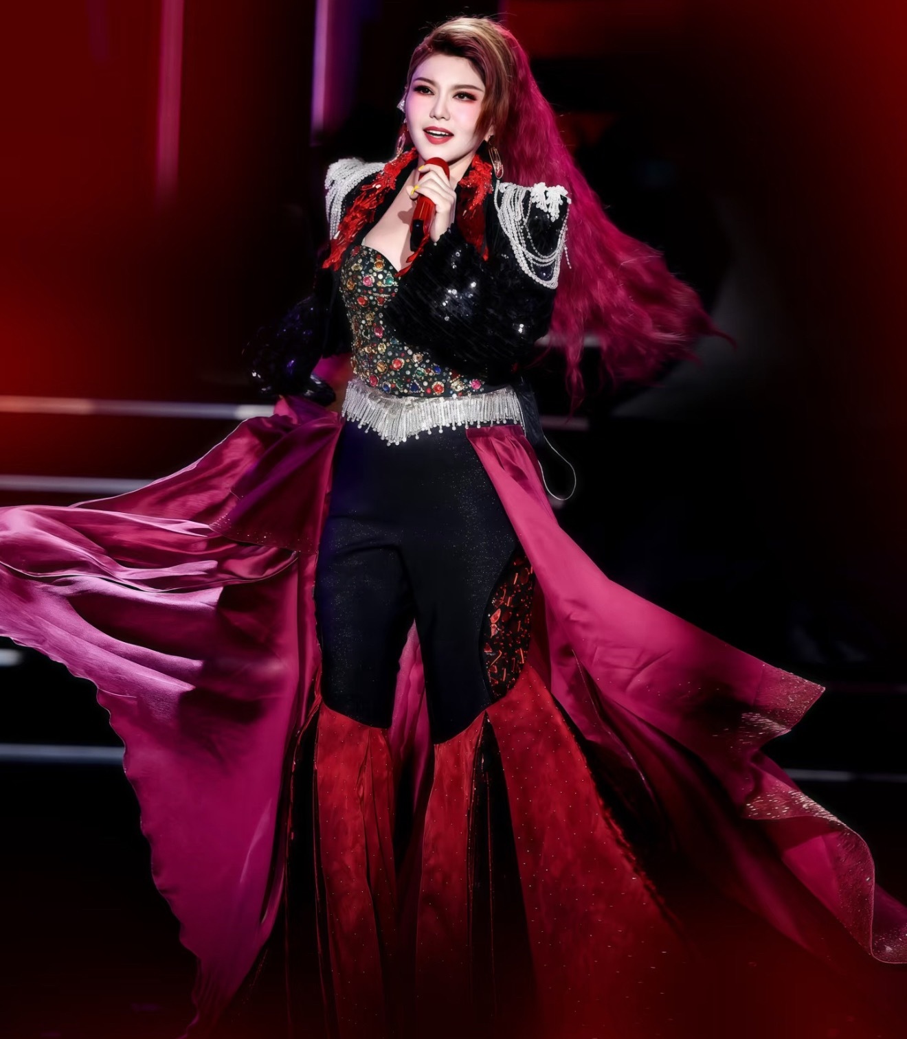 乌兰图雅 半永久嬉皮笑脸都累没了乌兰图雅半永久的嬉皮笑脸都累没了，肉眼可见的瘦了