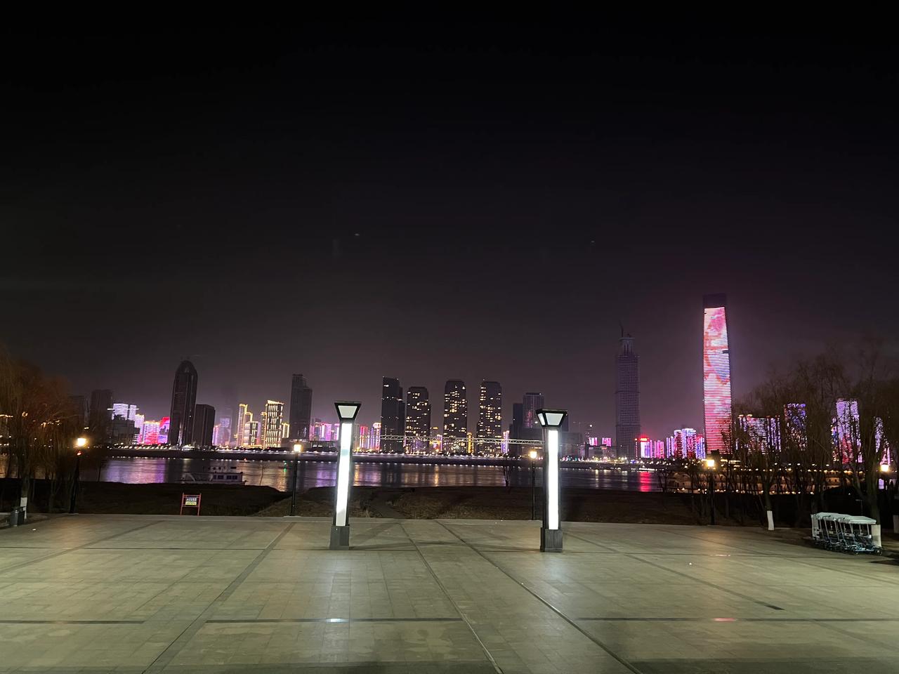亲情故事 
我侄女比我小14岁，因为哥哥结婚后一直与妈妈生活在一起，所以，侄女与