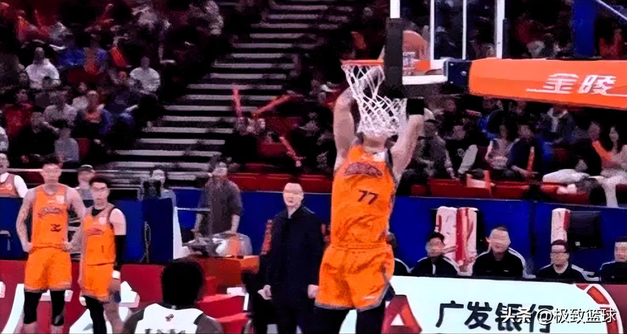 辽宁旧将张镇麟真是太猖狂了！在今晚上海对阵四川的第二节比赛中，张镇麟与古德温上演