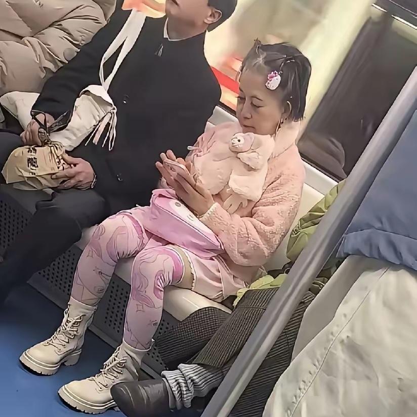 你绝对想不到，远远瞧着像十七八岁青春洋溢的小姑娘，走近一看，居然是位七八十岁的老