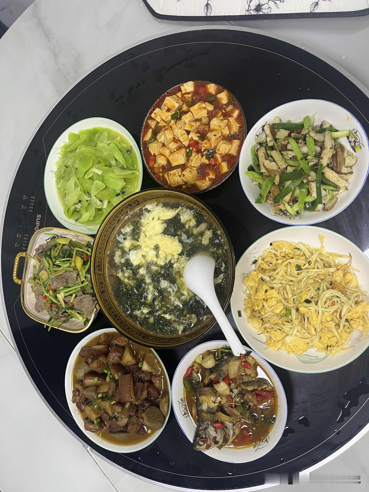 今天下午3点开始准备晚饭，到5点差10分已经做好，六菜一汤，还有个是中午剩菜。