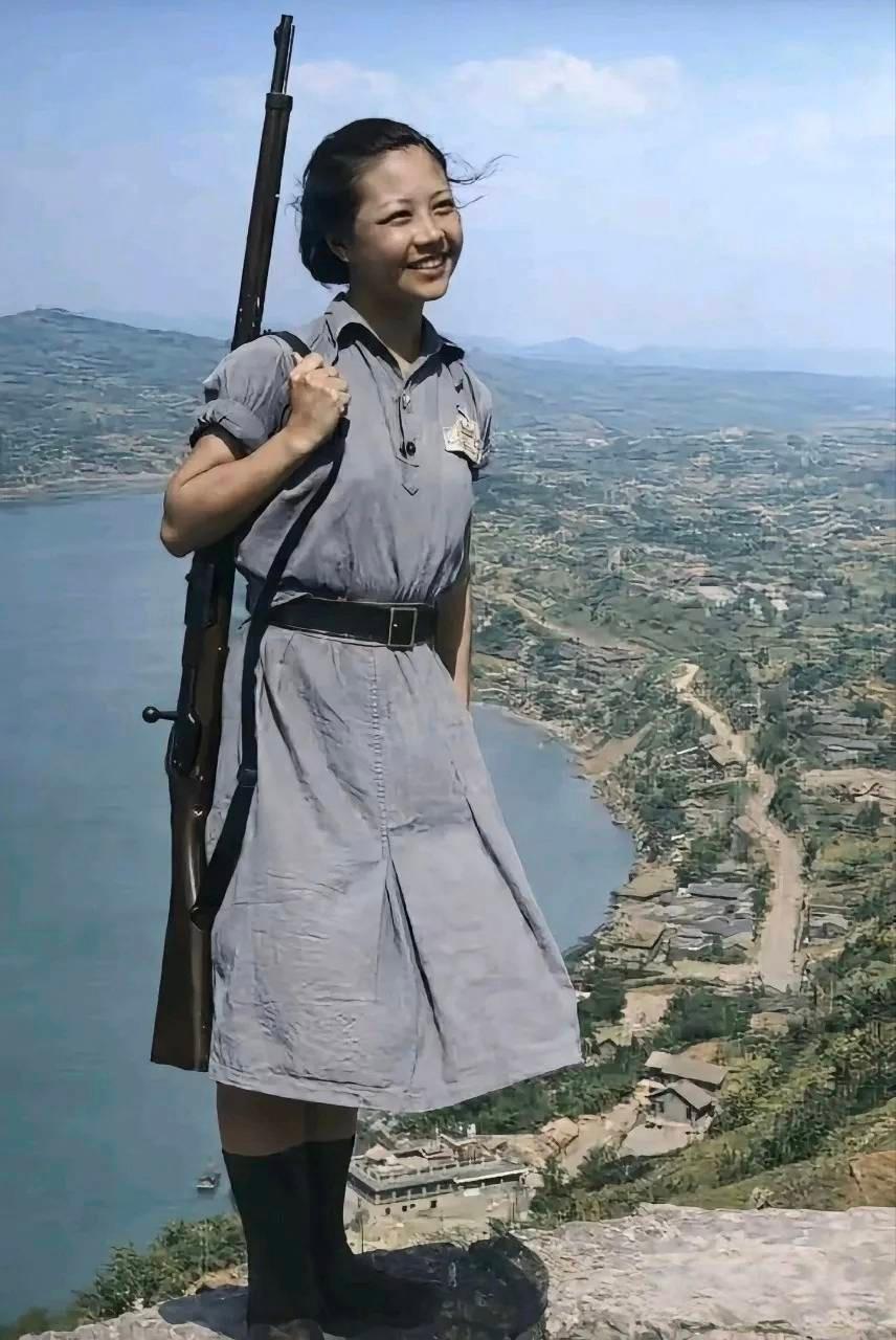 照片是真的，陈美瑶的名字是假的。

这是一名防空监视队学生瞭望员，即便身处持续轰