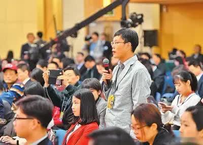 “奥巴马总统巧妙地运用外交手段，阻止了伊朗获得核武器。特朗普政府由于其无能，废除