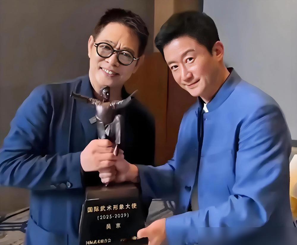 你敢信？身家20亿的李连杰，零片酬在重庆给新人喂招当绿叶？
昨天璧山中医药街区