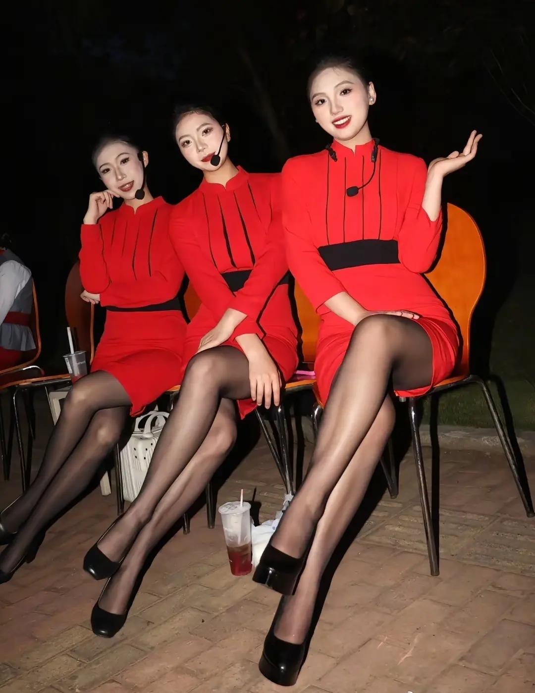红衣美人坐，笑语如春风。四川空乘专业学生上课中有气质的女人给人什么感觉 温柔可爱