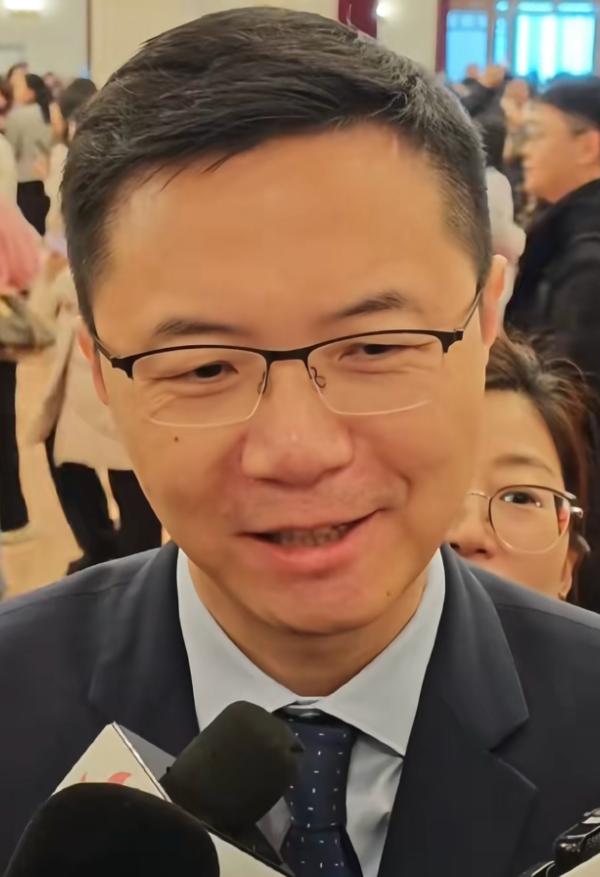 直到看了两会，

我才知道，

原来在香港，调休这个东西是不存在的，香港的法定假