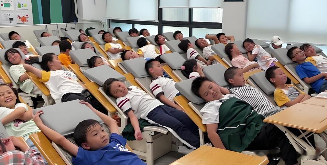 《中小学生午休课桌椅通用技术要求》国家标准，将于2026年2月1日正式实施。标准