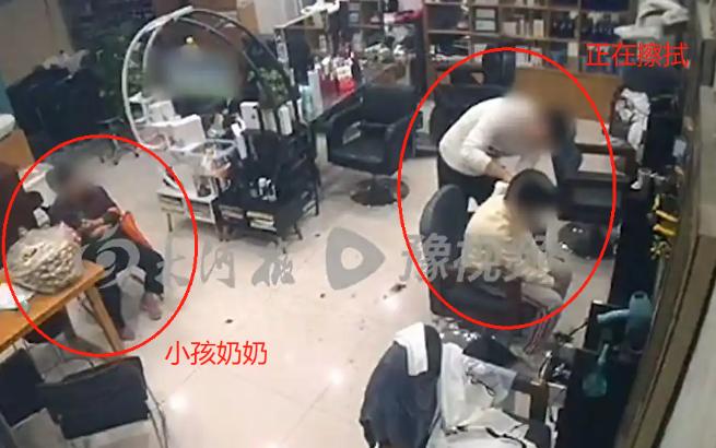 真冤枉呀！山东济南，奶奶带13岁孙女去理发，理发师剪完后，用手指勾开女孩衣领，用