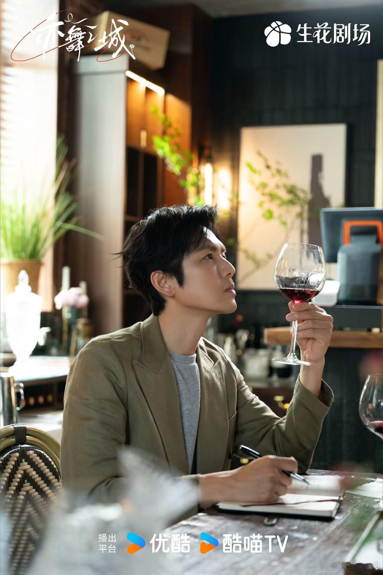 秦岚说钟汉良是自己的玩具 这段对话太有梗了。一个自曝内向，一个顺势调侃，既展现了