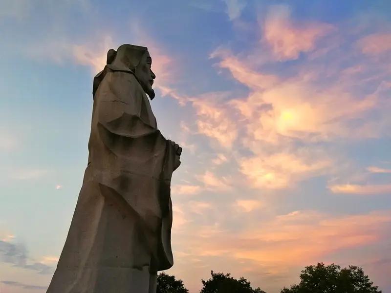 若无执念挂心头，人生处处皆清欢。
晨光熹微茶韵暖，暮色苍茫心境宽。
山河远阔随风