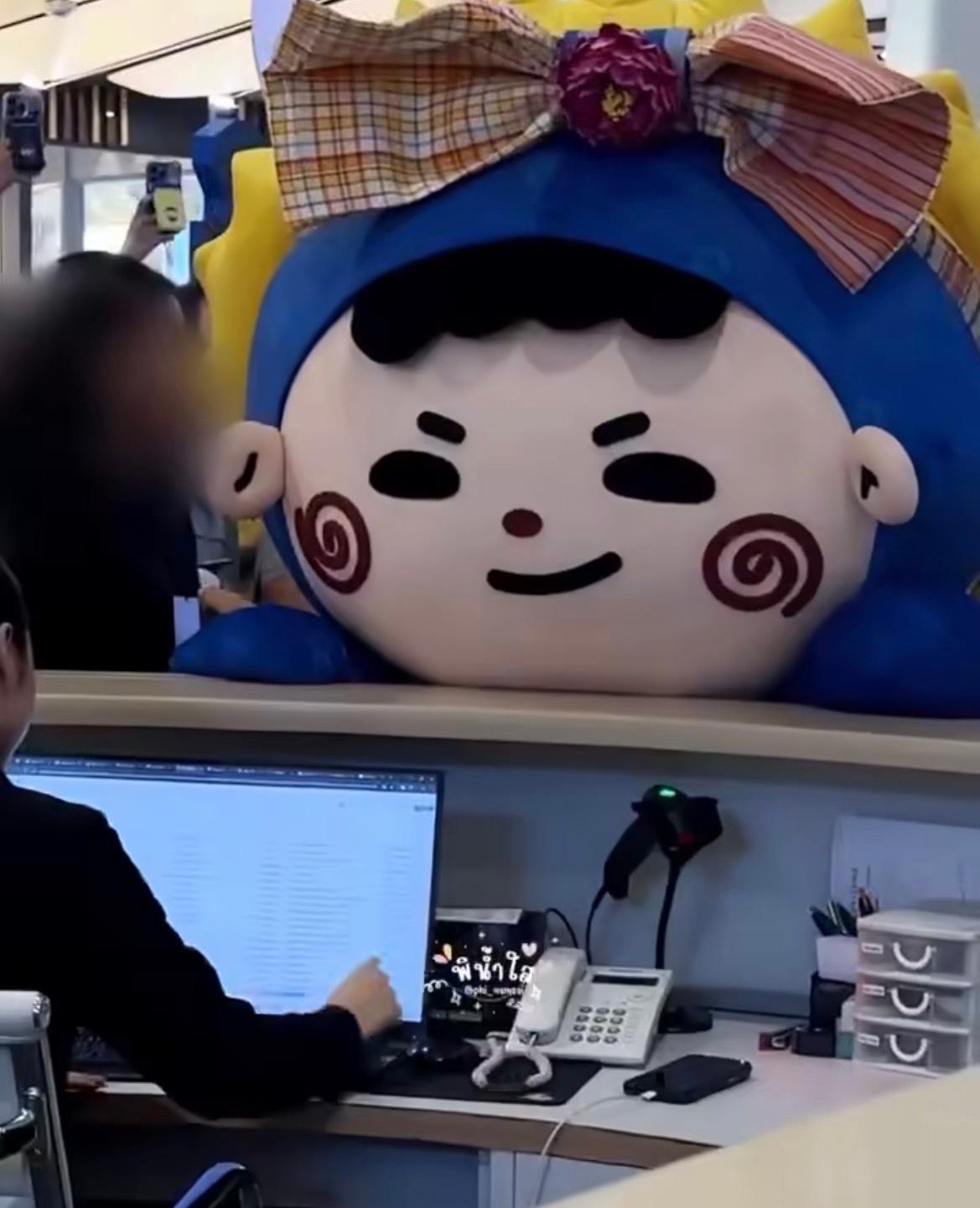 我还记得我刷到的第一条小胖纸就是他这个时候在那儿撩工作人员姐姐。 婴儿你跟谁学的