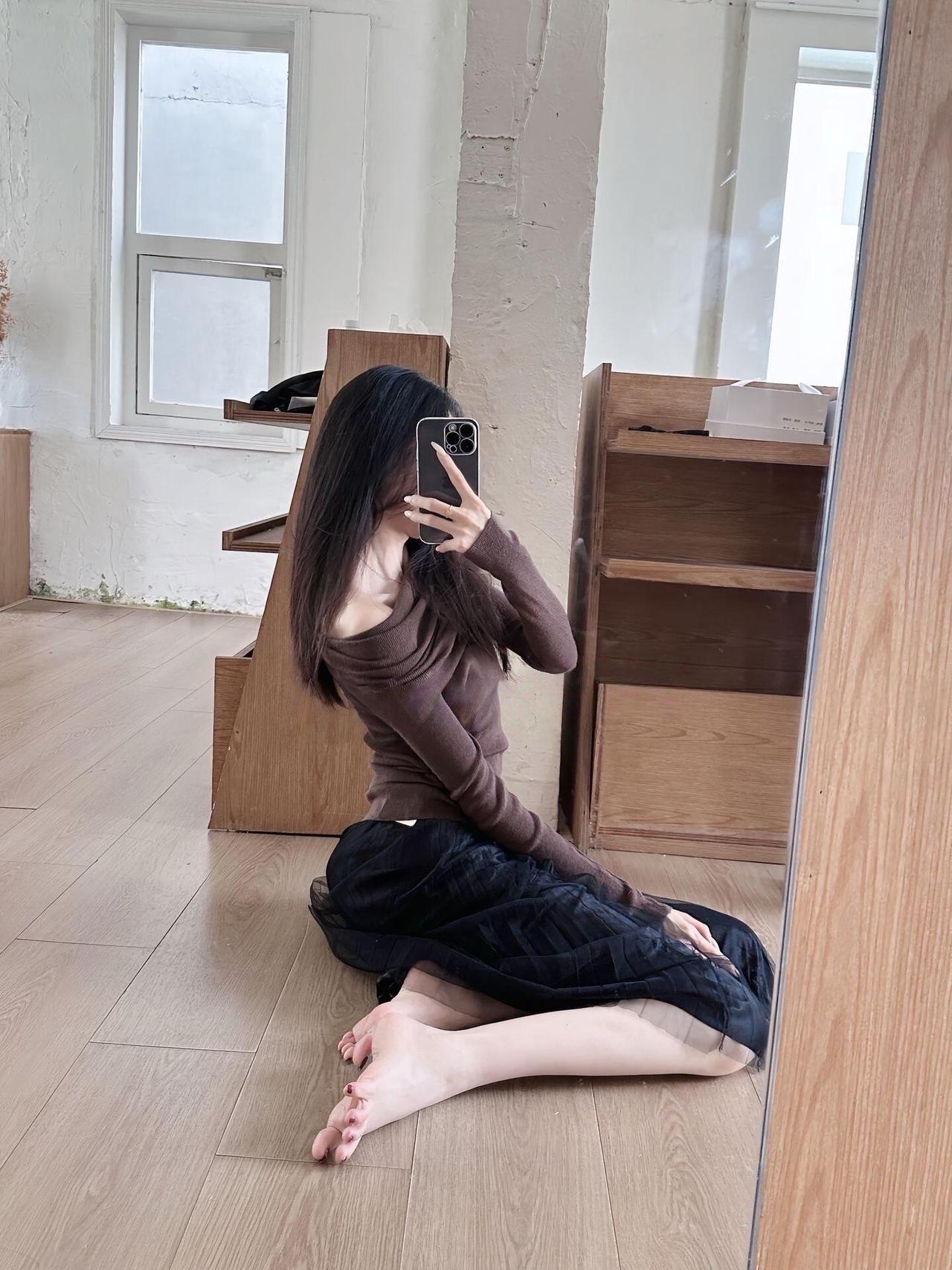 感性是随身携带的玻璃晴朗，总在某个瞬间被一阵风撞得粉碎。