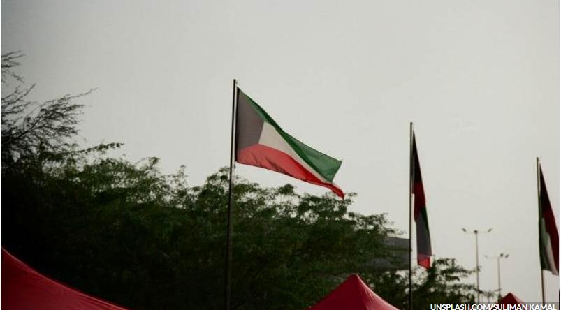 科威特军方宣布正应对伊朗“敌对”袭击，机场燃油库遭波及
科威特军方宣布，该国正在