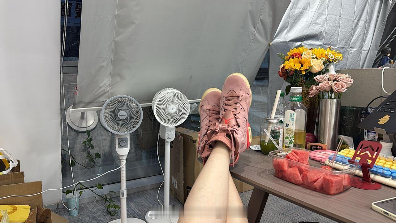 上海今夏首个高温橙色预警我的工位在玻璃窗边[微笑][微笑][微笑]整一个刺激！两