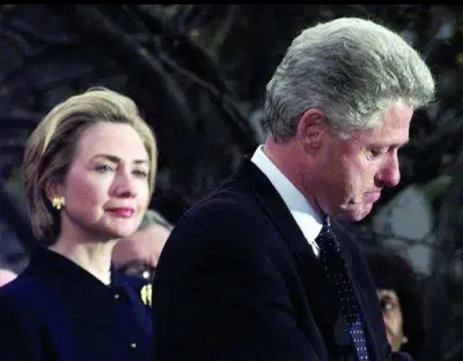 男人至死是少年。
克林顿在希拉里面前像一个叛逆的少年。
或许希拉里的御姐气场太强