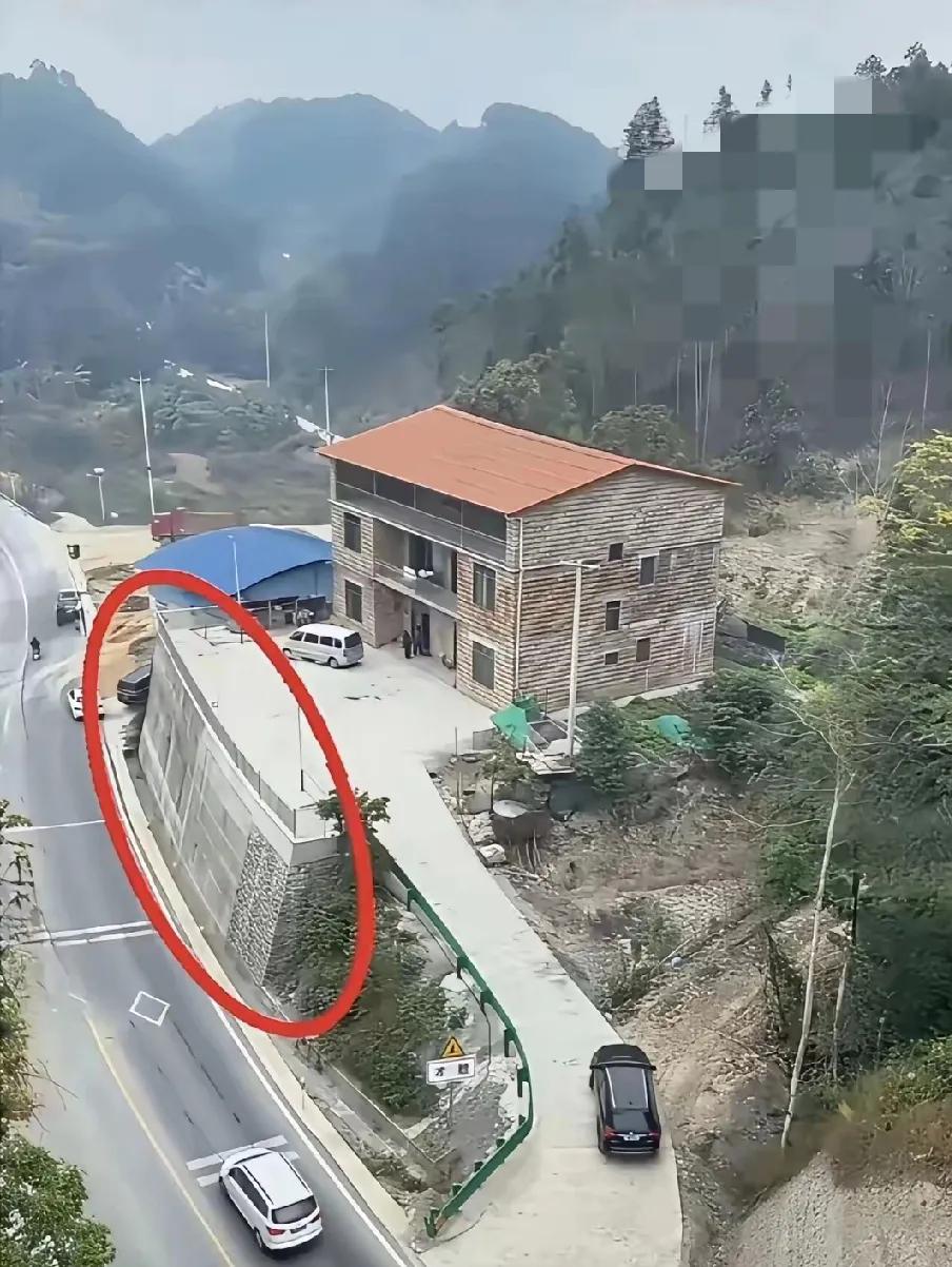 这房子旁边的护坡也太有安全感了吧！在山间公路旁建这么厚实的防护墙，
感觉住这里都
