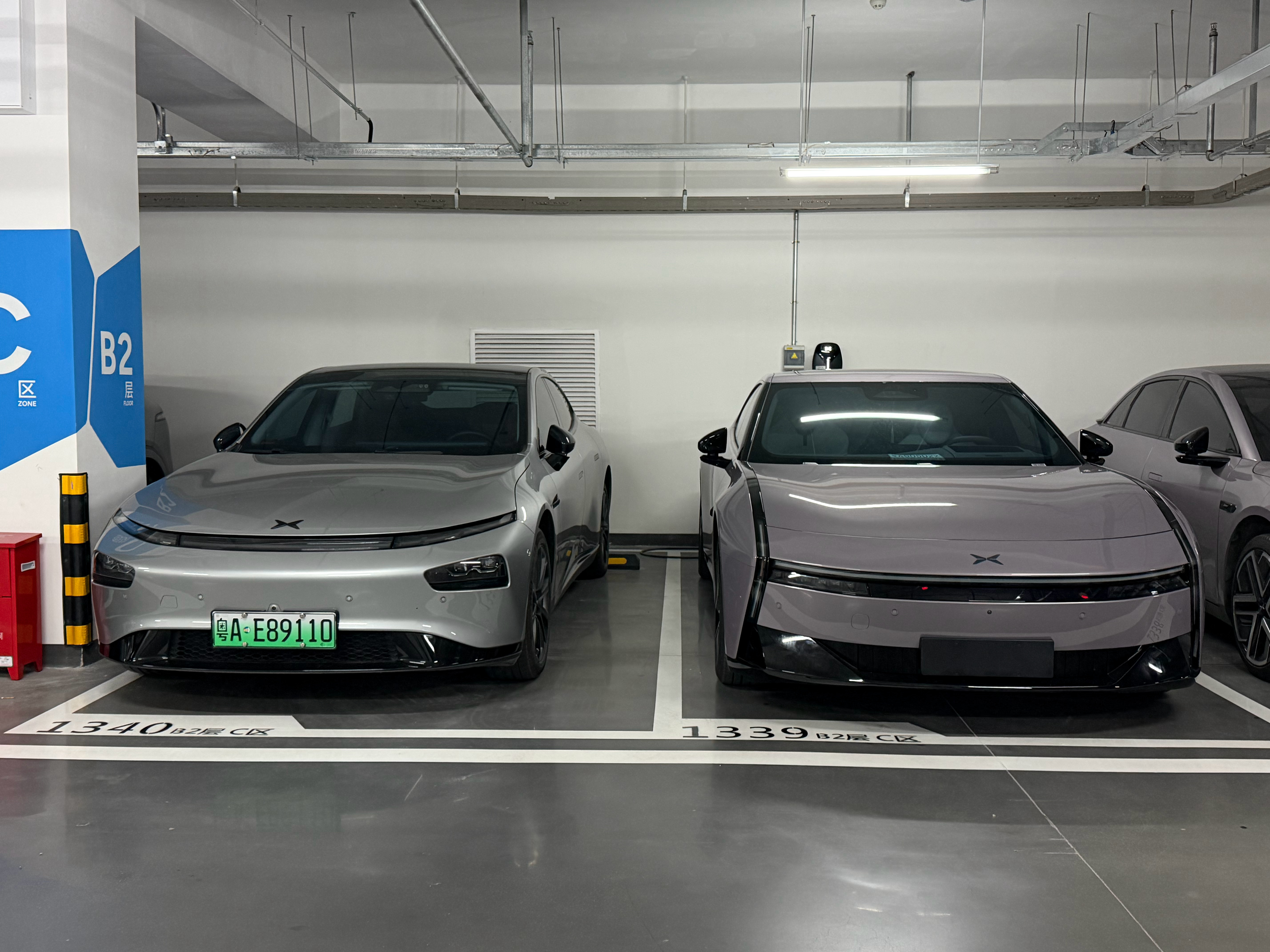 我的全新小鹏P7和老P7「准确来说已经是公司的了」，停到一块了