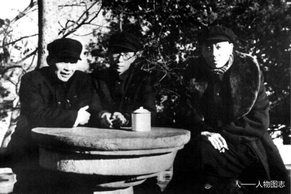 1951年1月陈丕显(左一)与刘少奇(左三)、管文蔚(左二)在无锡的合影