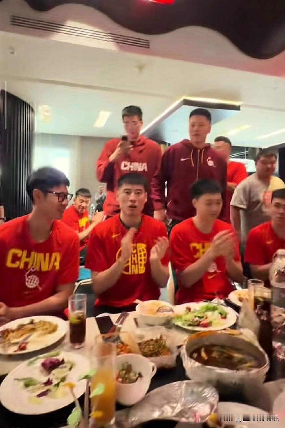 这氛围太好了，中国男篮全体成员为赵继伟庆生！

赵继伟这个生日过的很特殊，远在卡