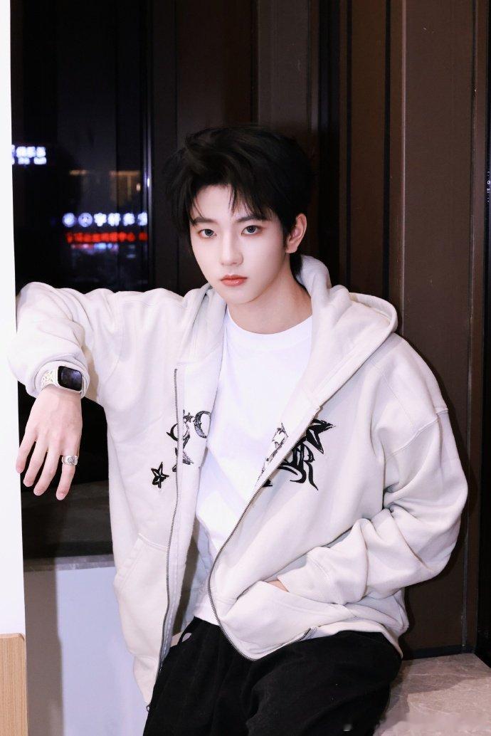 穆祉丞荣耀之战备战状态   穆祉丞荣耀之战备战状态很好诶！命令全体来给这个投票~