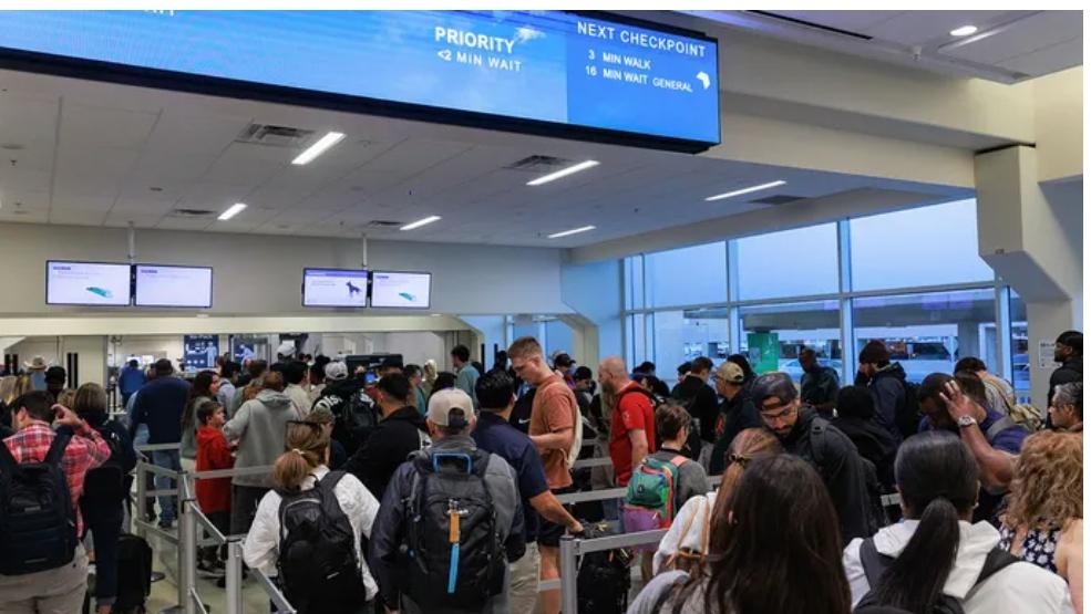 周一，白宫表示，上周末遭遇机场安检长时间等待和航班延误的旅客，要感谢民主党人拒绝