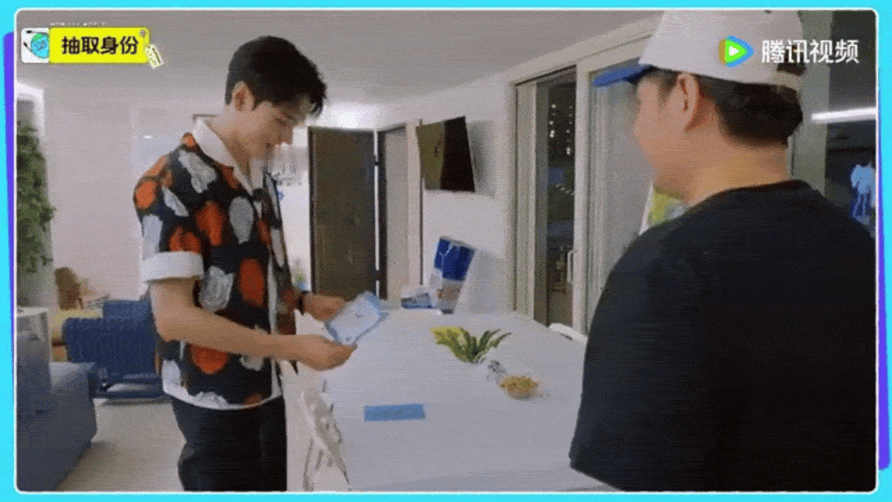 龚俊再多一秒就憋不住笑了龚俊在《地球超新鲜》快憋成内伤！当“柠檬精”卧底成功迷惑