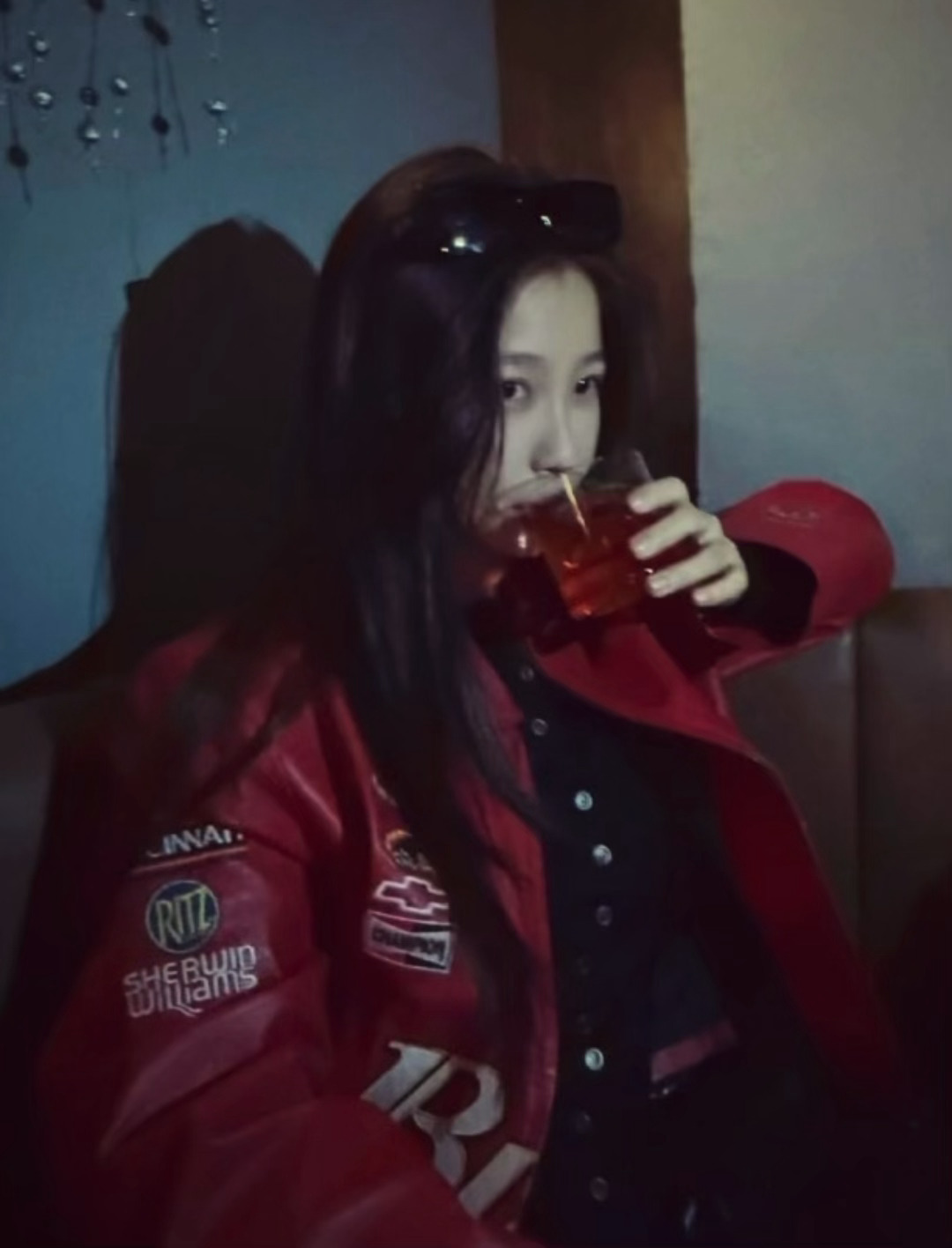 虞书欣  “你就这样出现闯入我心里面。” 