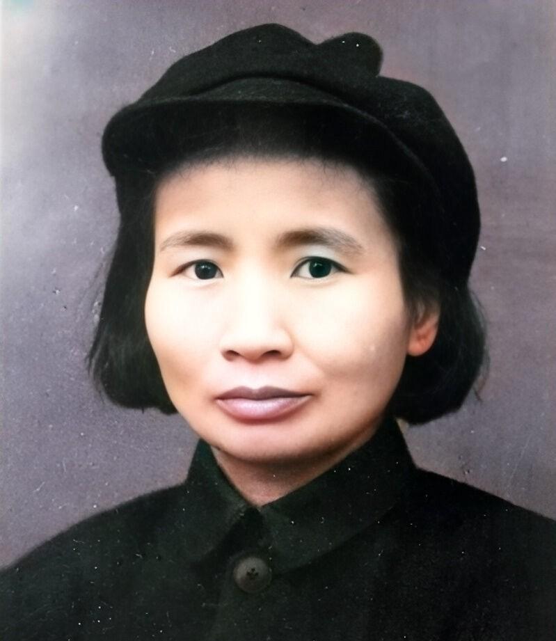 1933年，共产党员钱瑛被捕，被押送的路上，她忽然想起已经牺牲的丈夫送她的怀表中