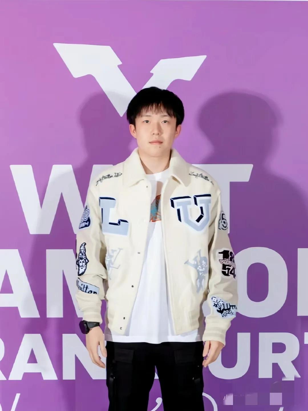 去年国乒参加法兰克福冠军赛时仿佛还在眼前，记得在机场莎莎还与外国人聊天，
楚钦老
