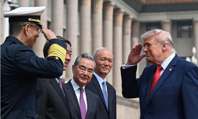 特朗普见到中方军官，敬了一个军礼！很多人以为，这不过是外交礼节，入乡随俗，走个过