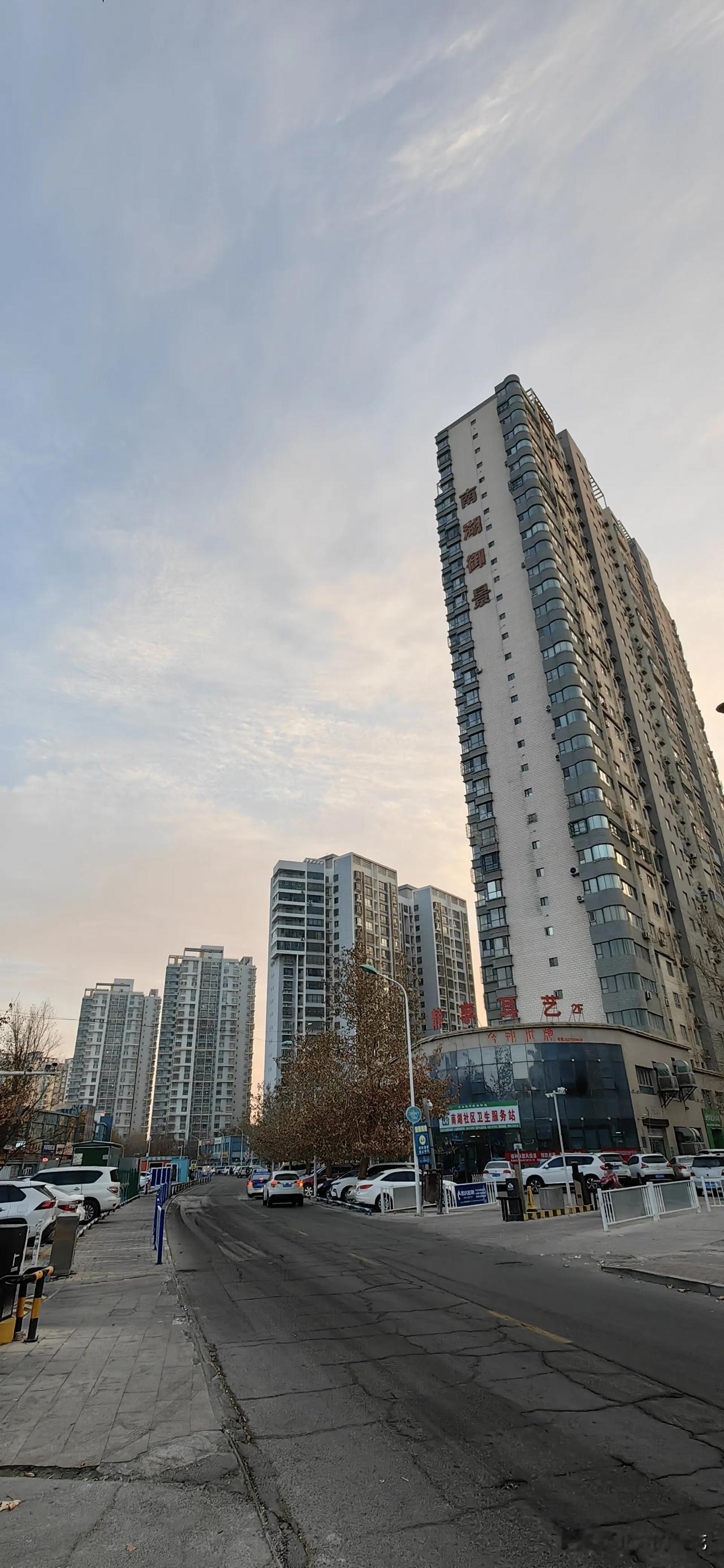 歌名：《来吧，库尔勒》
来吧，库尔勒、库尔勒、库尔勒。
我们唱起快乐的歌，
我们