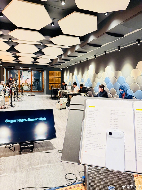 王心凌也要被打“不XX”了吗？王心凌晒自拍意外曝光iPhone Air，5.6m