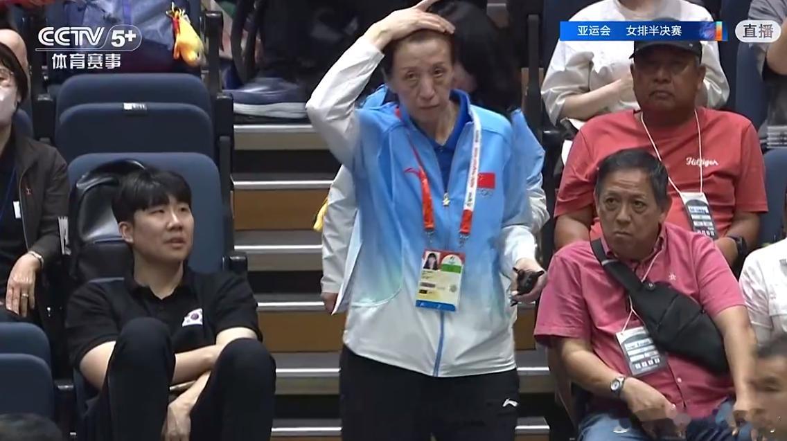 在现场观战的主任大松一口气，不容易。中国女排vs泰国女排亚运会中国女排3比2泰国