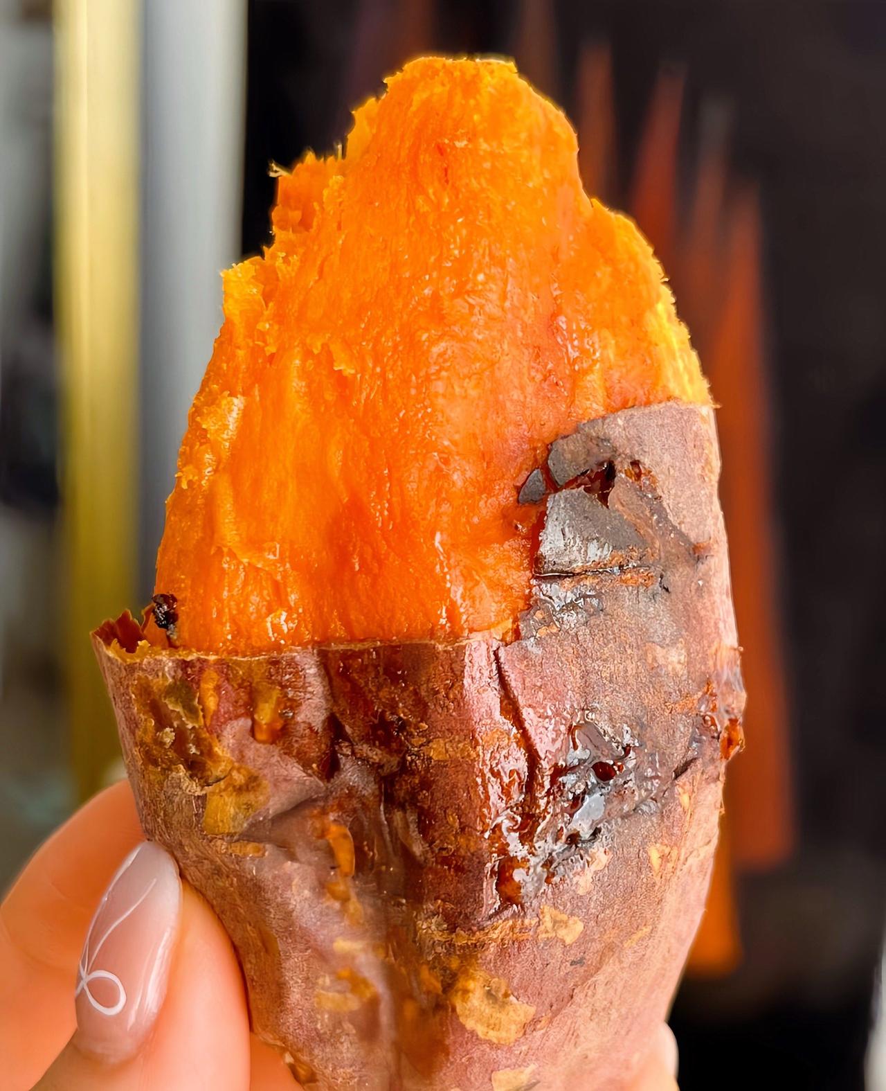 爱吃烤红薯的天塌了。

一些闻起来特别香的烤红薯是使用了红薯香精。据了解，香精是