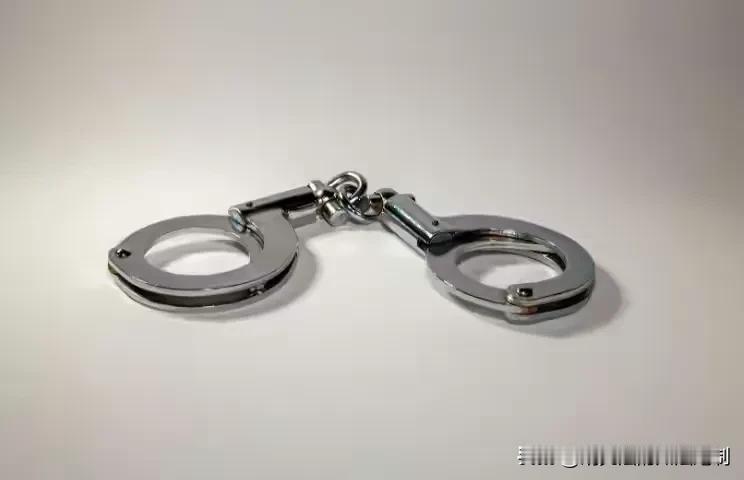 湖南资兴，54岁男子电话通知48岁情人，欲与其发生关系。结果在电话中，听到了另一