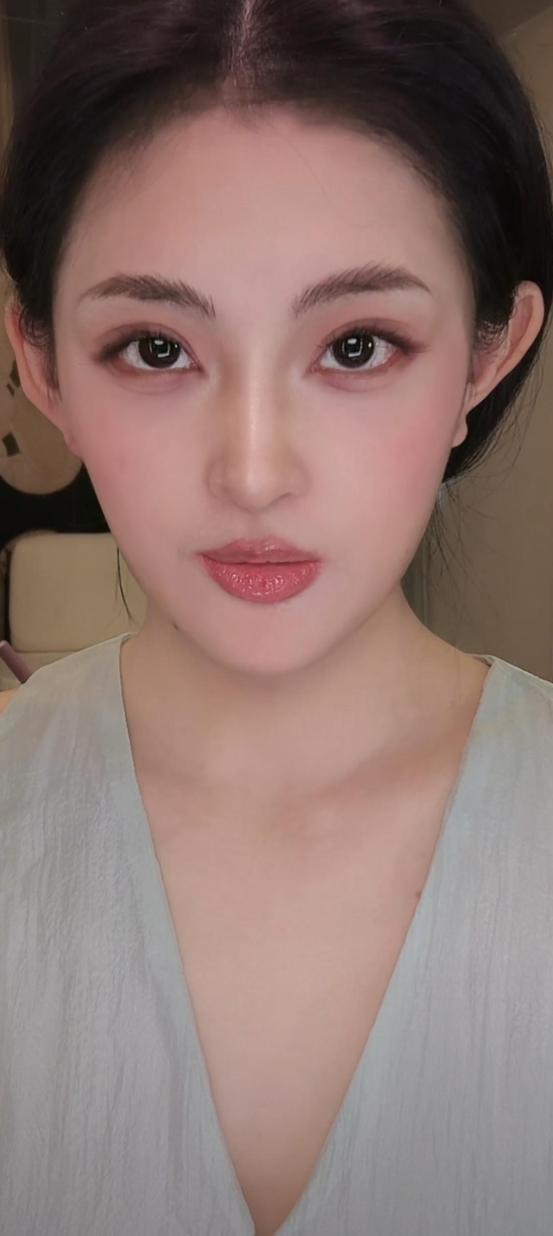 这位美女妆容精致，气质优雅。