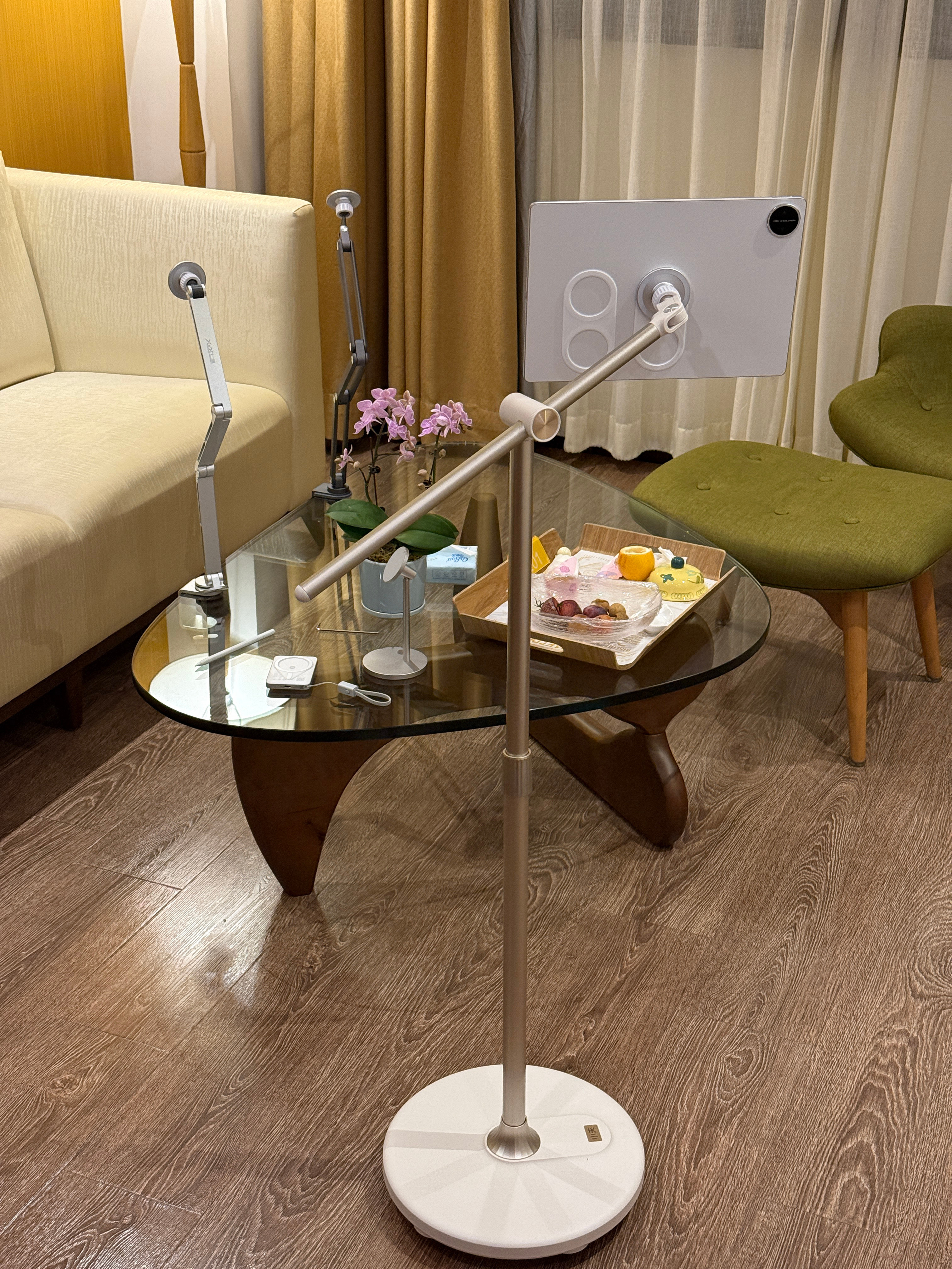 落地磁吸支架支架部分来自小天，磁吸头是我们的旗舰款真快磁吸头。引磁片不建议大家用