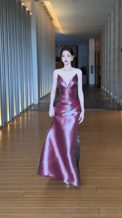 沈梦辰下楼梯摔倒 谁看了不揪心！刚被沈梦辰的美貌打动，就看到她下楼梯时不小心狠狠