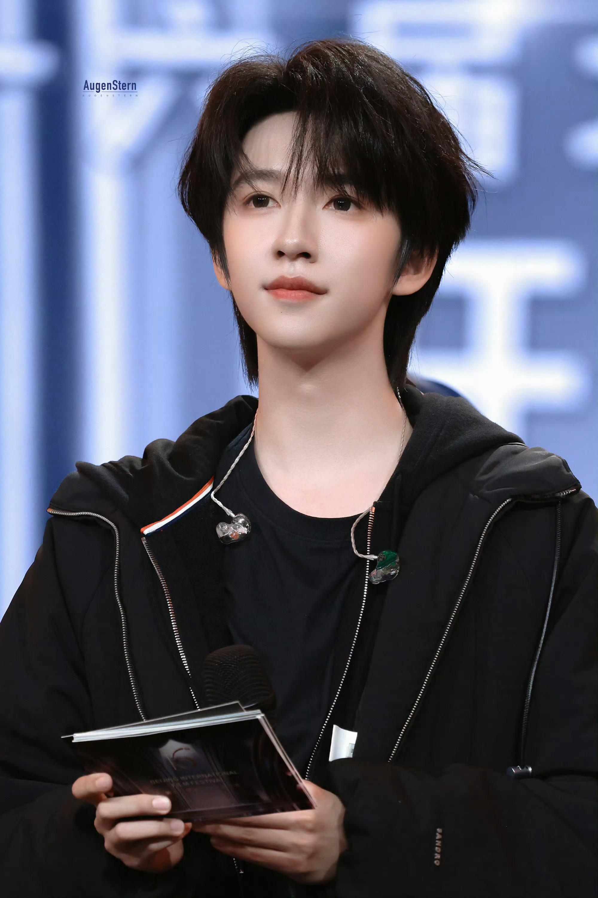 贺峻霖 × 北京国际电影节彩排 Look，LOEWE 刺绣 T恤外搭SANDRO