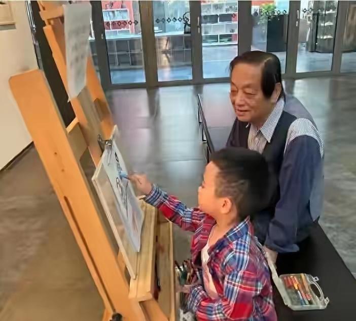 90岁还在出新作品。

泡泡玛特把他画的龙，塞进塑料潮玩身体。年轻人排队买，买的