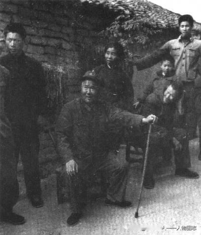 一九七九年，陈再道与乡亲们在一起。