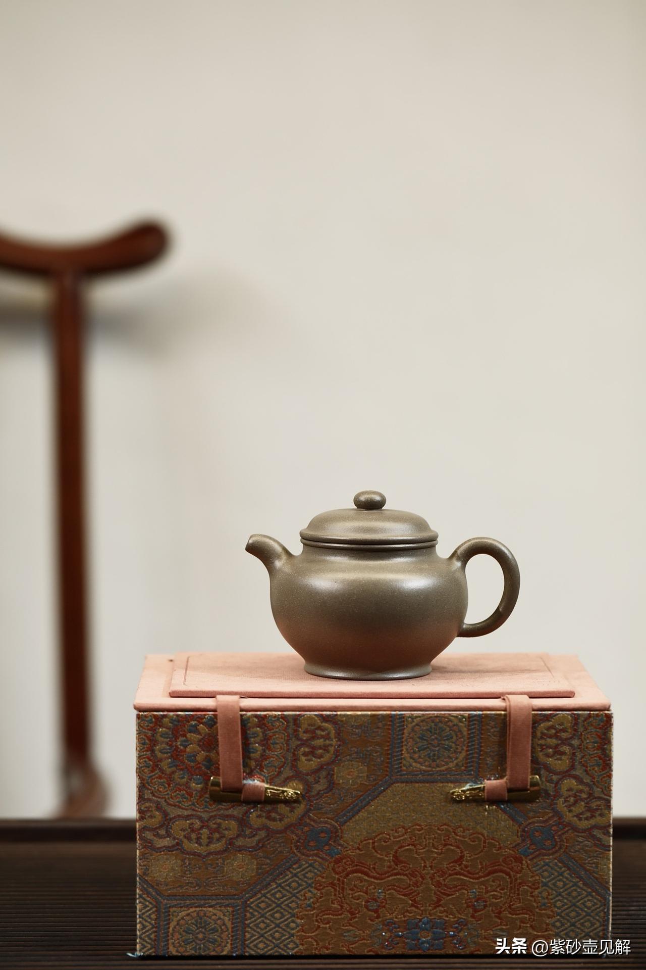老友茶话：一把好紫砂，到底该怎么看？
周末，老李带着新入手的壶来找我，满脸愁容：