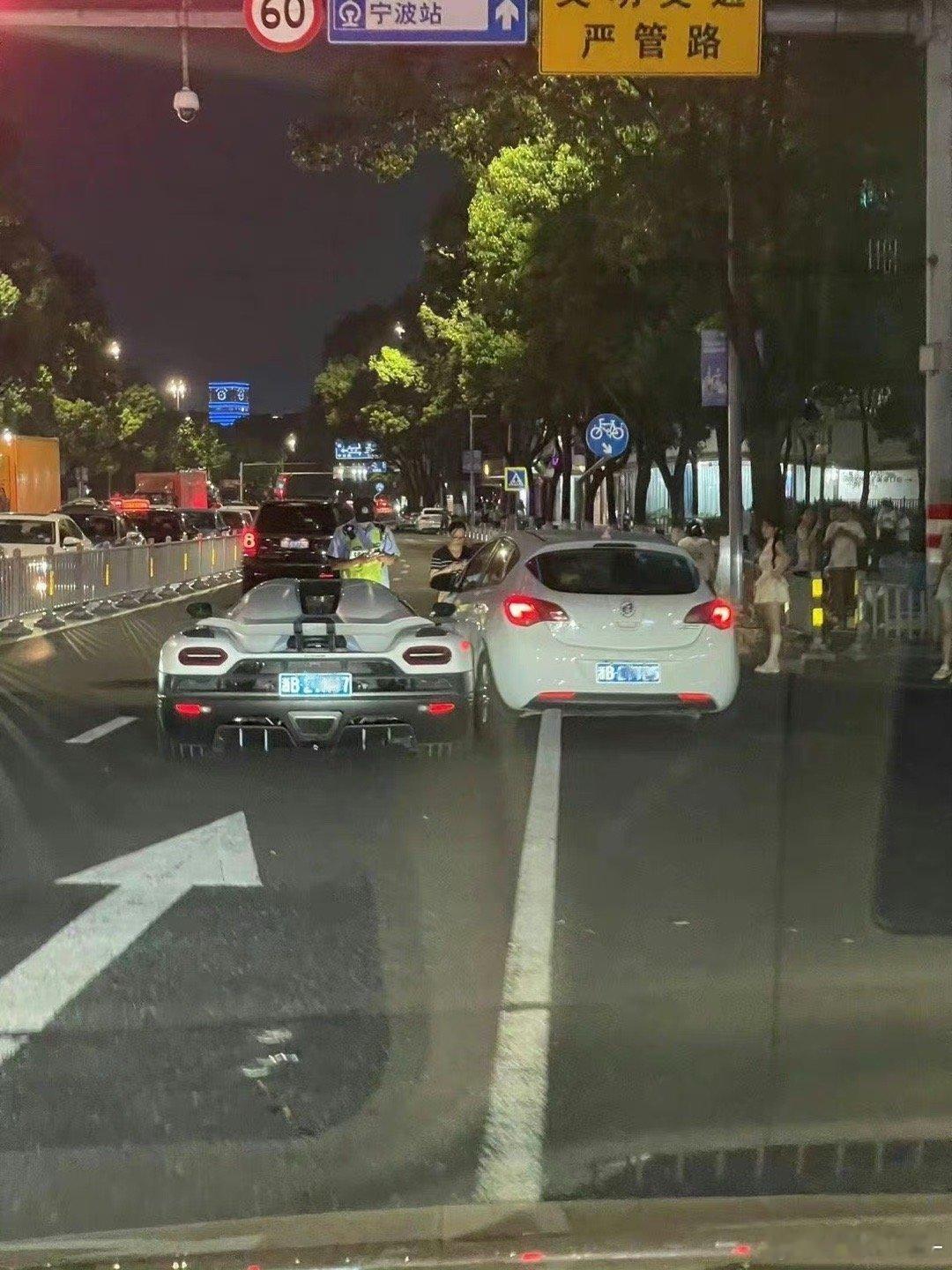 #汽车[超话]# 别克剐蹭科尼赛克Agera，定损406w，三者都不够赔，路上见