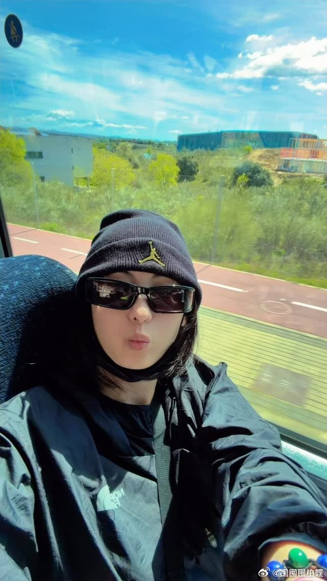 张柏芝陪儿子打球看到张柏芝和二儿子同框的画面，果然当妈之后最大的软肋还是孩子。为