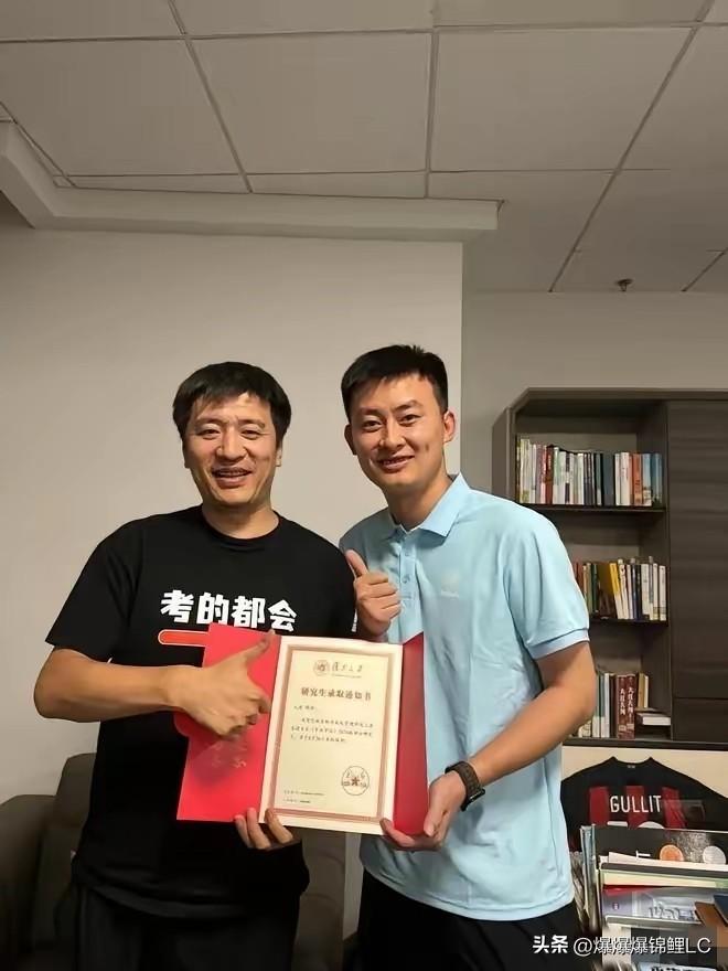 张雪峰刚一走，他公司的危机感就盖不住了。

这两天武亮顶上直播间，看得人有点如坐