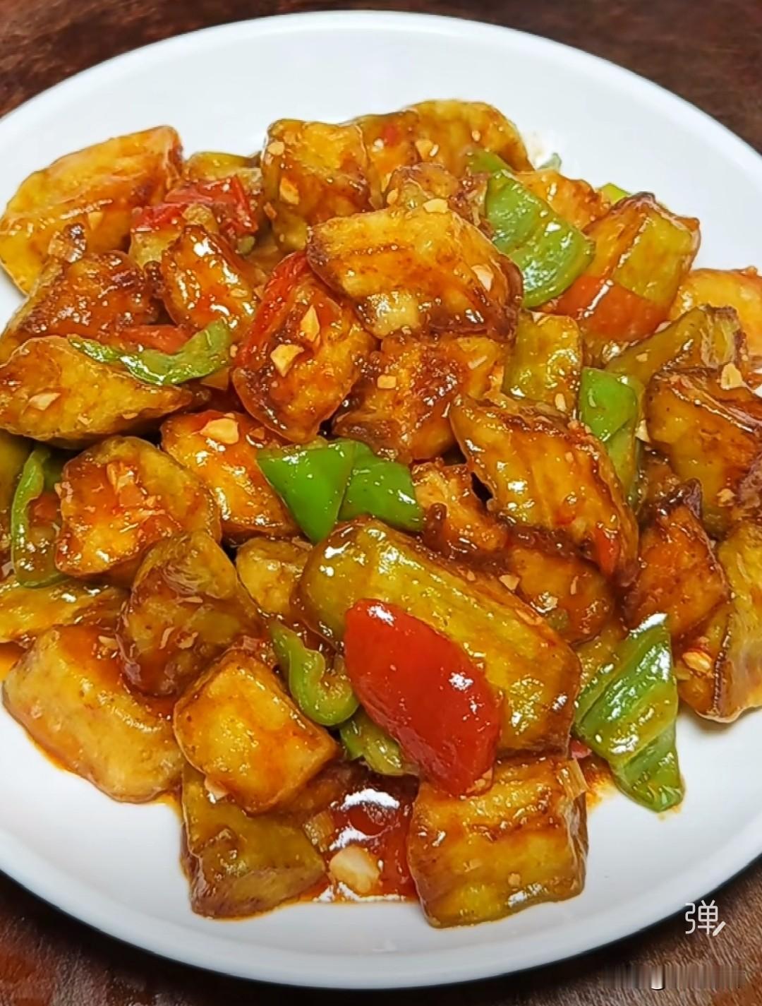 茄子切滚刀块，撒盐抓匀腌十分钟，杀出水分挤干，裹薄淀粉，下锅炸至金黄捞出控油。