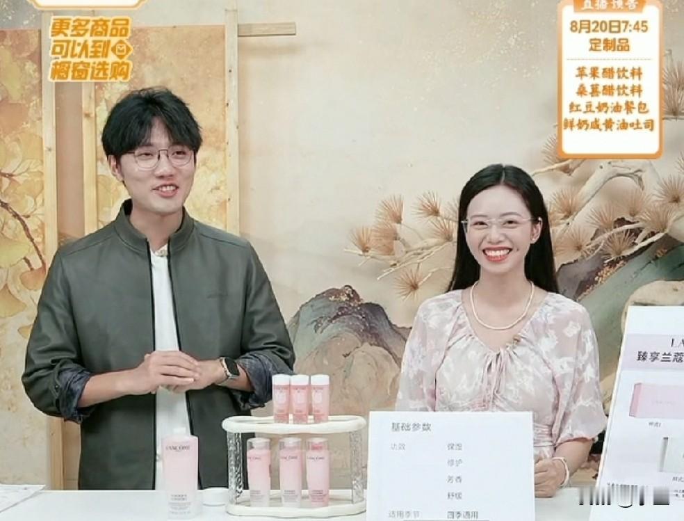 今天晚上鹏鹏和小贝交接班
鹏鹏不知道什么情况 竟然秒下播[大笑]
小贝先是问鹏鹏