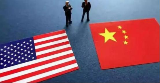 中美经济这场拉锯战，卡在最微妙的节骨眼上——中国堆着货等买家，美国捧着钱等卖家，