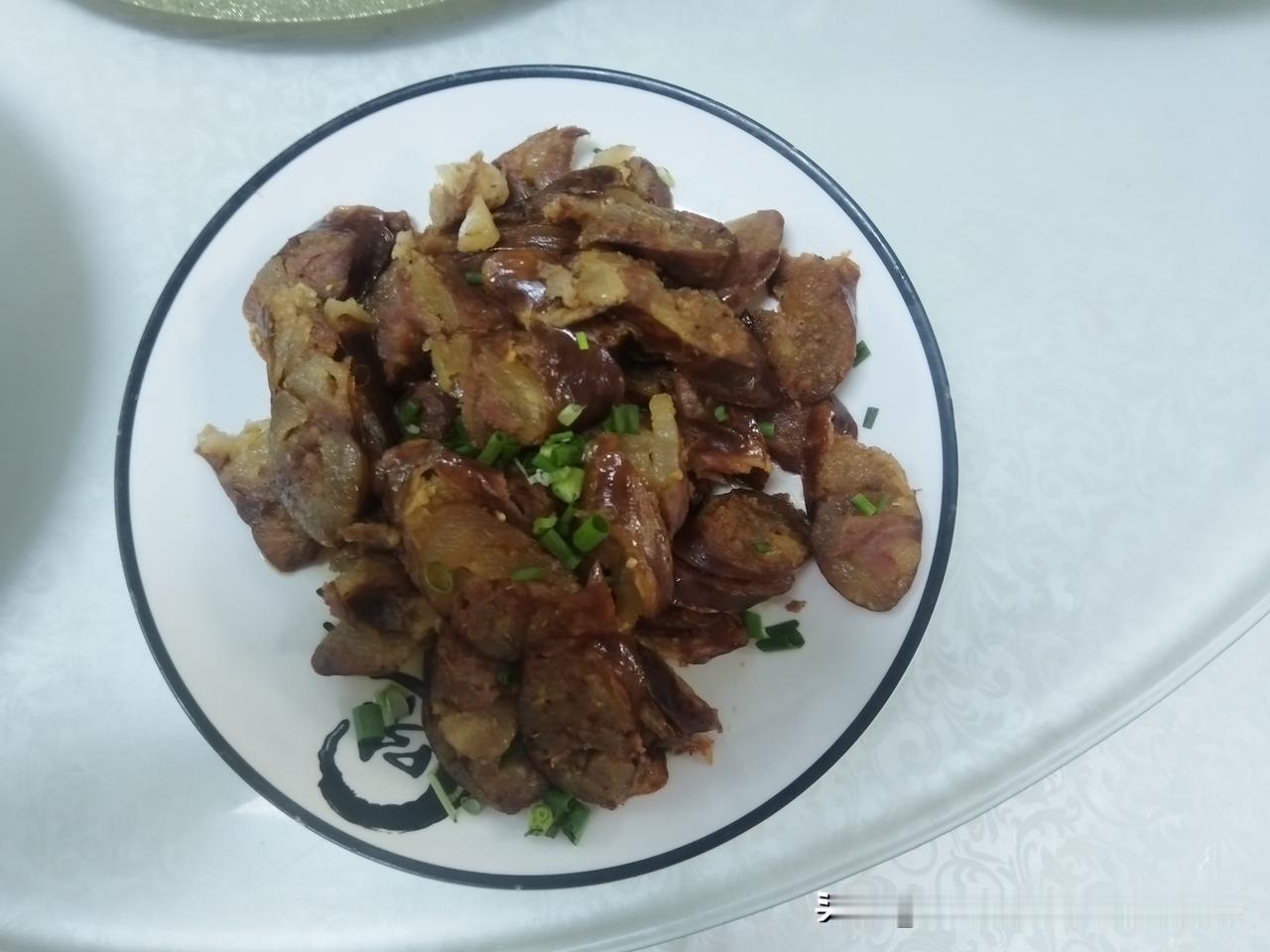 香肠作为川味经典，魅力可不止一点点。它那独特的麻辣鲜香，是四川美食文化中璀璨的明